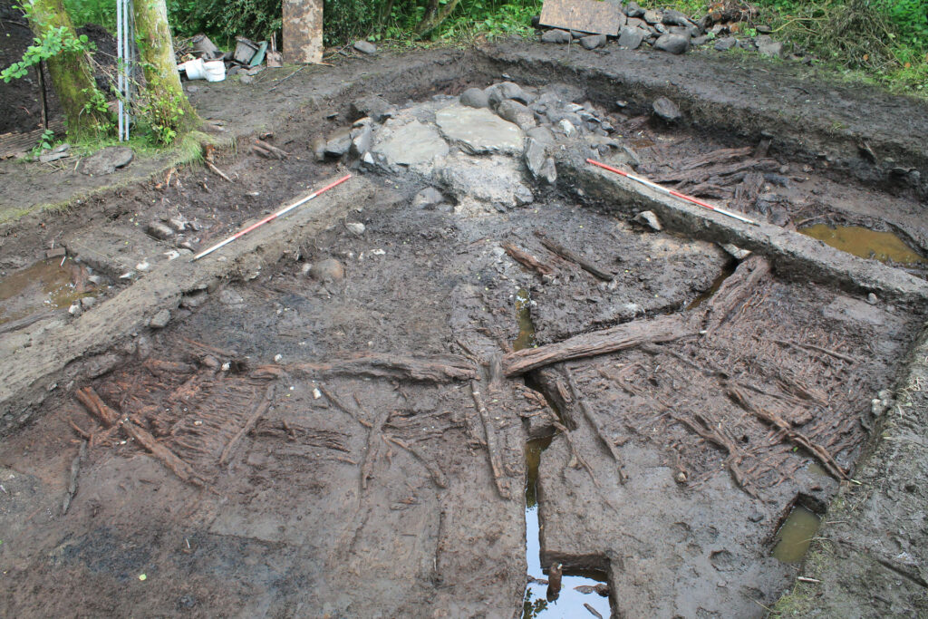 Radial beams and wicker floor surface around the central stone slab hearth Radial beams and wicker floor surface around the central stone slab hearth