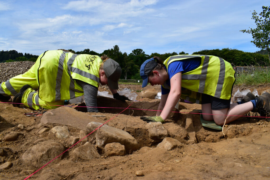 Archaeologists excavate a Bronze Age cist Archaeologists excavate a Bronze Age cist